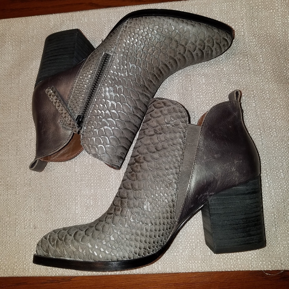 NWOB, Donald J. Pliner Edyn Bootie - Picture 4 of 8